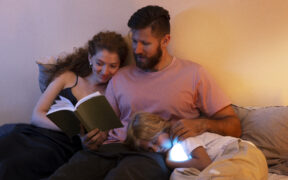 Rodičia často stoja pred výzvou, ako presvedčiť deti, aby šli včas do postele. Medzi osvedčenými metódami, ktoré vedú k úspechu, patrí spoločné čítanie kníh pred spaním. Prečo je tento spoločne strávený čas taký cenný?