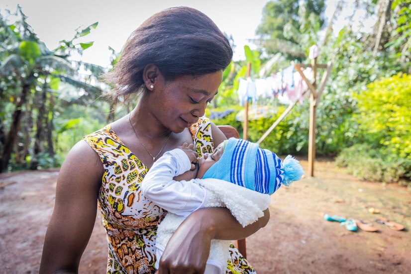 africká žena kojí svoje dieťa