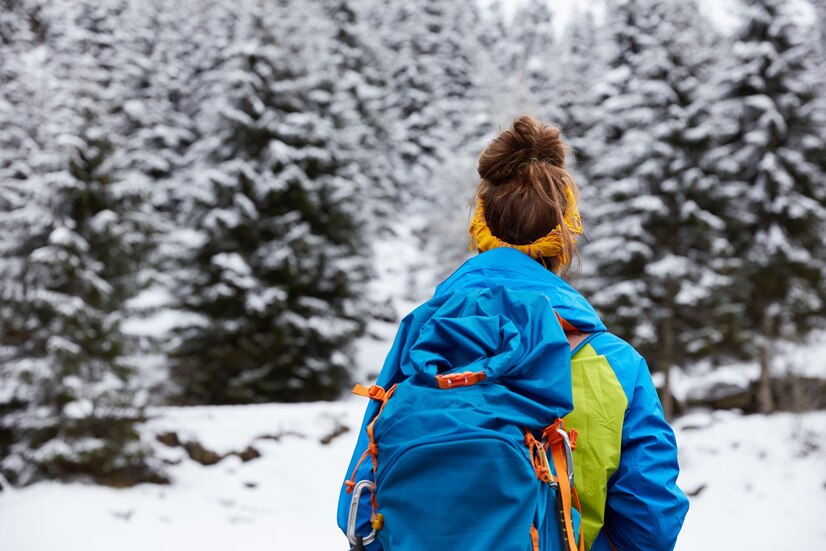turistka v horách v zime