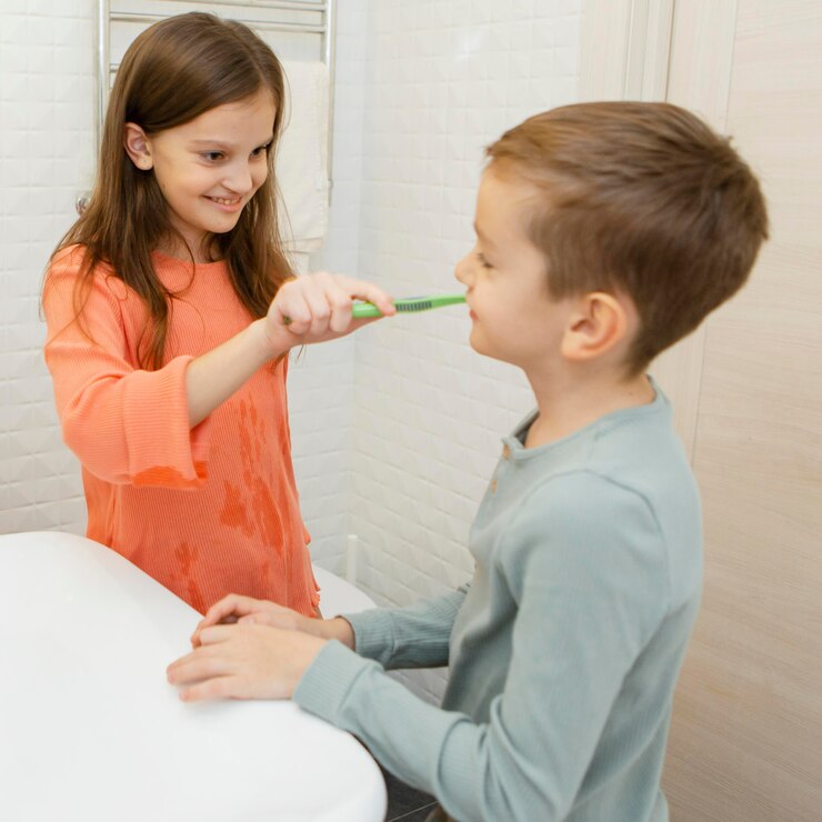 dievča a chlapec si umývajú zuby