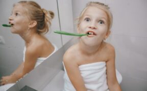 dievča si umýva zuby