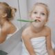 dievča si umýva zuby