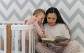 čítanie knihy bábätku
