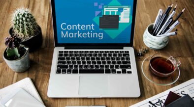 V dnešnom digitálnom svete je content marketing kľúčovým nástrojom pre budovanie značky a oslovovanie zákazníkov. Pre mamy podnikateľky, ktoré žonglujú s prácou a rodinou, môže byť efektívny content marketing obzvlášť dôležitý. Čo je content marketing? Content marketing je strategický prístup k marketingu, ktorý sa zameriava na vytváranie a zdieľanie hodnotného obsahu, aby ste pritiahli a zaujali svoje cieľové publikum. Môže to zahŕňať rôzne typy obsahu, ako sú blogové príspevky, e-knihy, infografiky, videá, podcasty a sociálne médiá. Prečo je content marketing dôležitý pre mamy podnikateľky? Budovanie značky Content marketing vám umožňuje budovať si značku ako expertky vo svojom obore a vytvárať si dôveru a autoritu medzi vašimi cieľovými zákazníkmi. Oslovovanie zákazníkov Content marketing vám umožňuje oslovovať vašich ideálnych zákazníkov tam, kde sa už nachádzajú, online. Zvyšovanie povedomia o značke Content marketing vám umožňuje zvyšovať povedomie o vašej značke a produktoch/službách. Generovanie leadov a predaja Content marketing vám umožňuje generovať leadov a predaj tým, že poskytujete hodnotný obsah, ktorý oslovuje a zaujíma vašich potenciálnych zákazníkov. Tipy pre efektívny content marketing pre mamy podnikateľky Definujte si svoje cieľové publikum Kto sú vaši ideálni zákazníci? Aké sú ich potreby a záujmy? Vyberte si vhodné témy Aké témy zaujmú vaše cieľové publikum a zároveň sú relevantné pre vaše podnikanie? Vytvárajte kvalitný obsah Váš obsah by mal byť pútavý, informatívny a hodnotný pre vaše publikum. Zdieľajte svoj obsah Zdieľajte svoj obsah na rôznych platformách, ako je váš blog, sociálne médiá, e-mailový marketing a platené reklamy. Merajte výsledky Sledujte svoje výsledky a analyzujte, aký typ obsahu najlepšie rezonuje s vaším publikom. Nástroje a zdroje pre content marketing WordPress Platforma pre tvorbu webových stránok a blogov. Canva Nástroj na tvorbu grafického obsahu. Hootsuite Nástroj na správu sociálnych médií. Google Analytics Nástroj na analýzu webovej stránky. HubSpot Academy Zdroj bezplatných kurzov a materiálov o content marketingu. Content marketing môže byť pre mamy podnikateľky efektívnym nástrojom na budovanie značky a oslovovanie zákazníkov. S trochou plánovania a úsilia môžete vytvoriť content marketingovú stratégiu, ktorá vám pomôže dosiahnuť vaše obchodné ciele. Nezabudnite ... Buďte autentické a transparentné Vaši zákazníci ocenia vašu úprimnosť a ochotu podeliť sa o svoje skúsenosti. Buďte konzistentné Pravidelne publikujte nový obsah, aby ste udržali záujem svojho publika. Buďte trpezlivé Content marketing je dlhodobá stratégia, ktorá si vyžaduje čas a úsilie. S trochou vytrvalosti a správnym prístupom môžete pomocou content marketingu dosiahnuť veľký úspech vo svojom podnikaní.