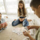 deti hrajú karty