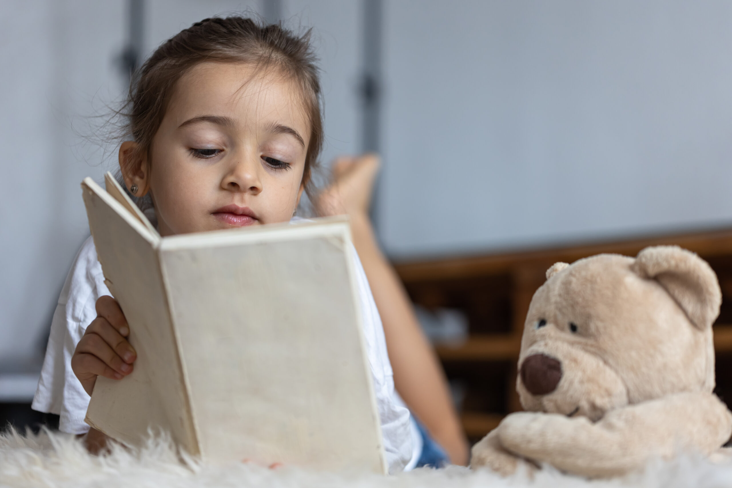 dieťa číta knihu