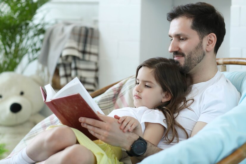 otec číta dcére knihu