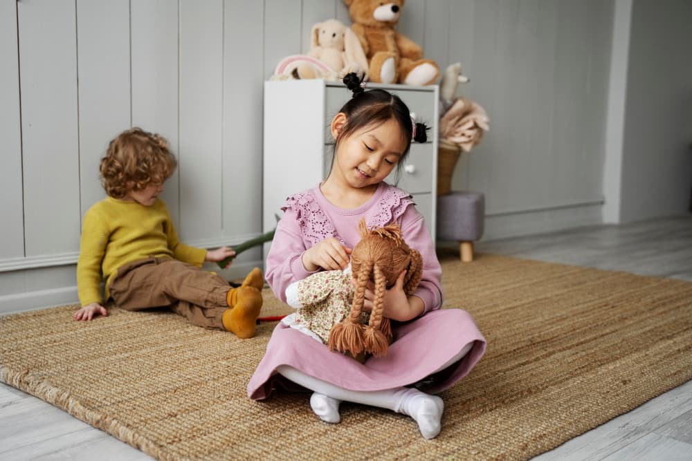 hra s bábikou pre trojročné deti je veľmi prospešná