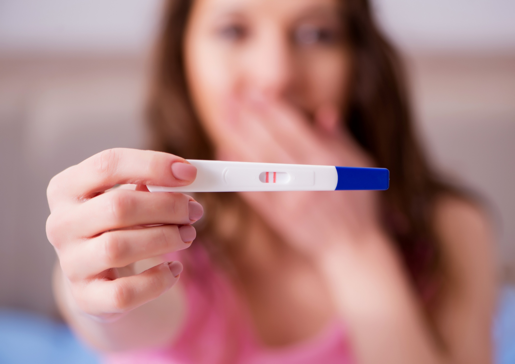 pozitívny tehotenský test už môže byť, ale aj nemusí závisí o dvýšky hladiny hcG vo vašj krvi.