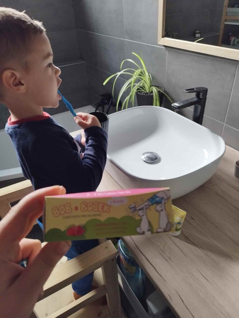 chlapec si umýva zuby