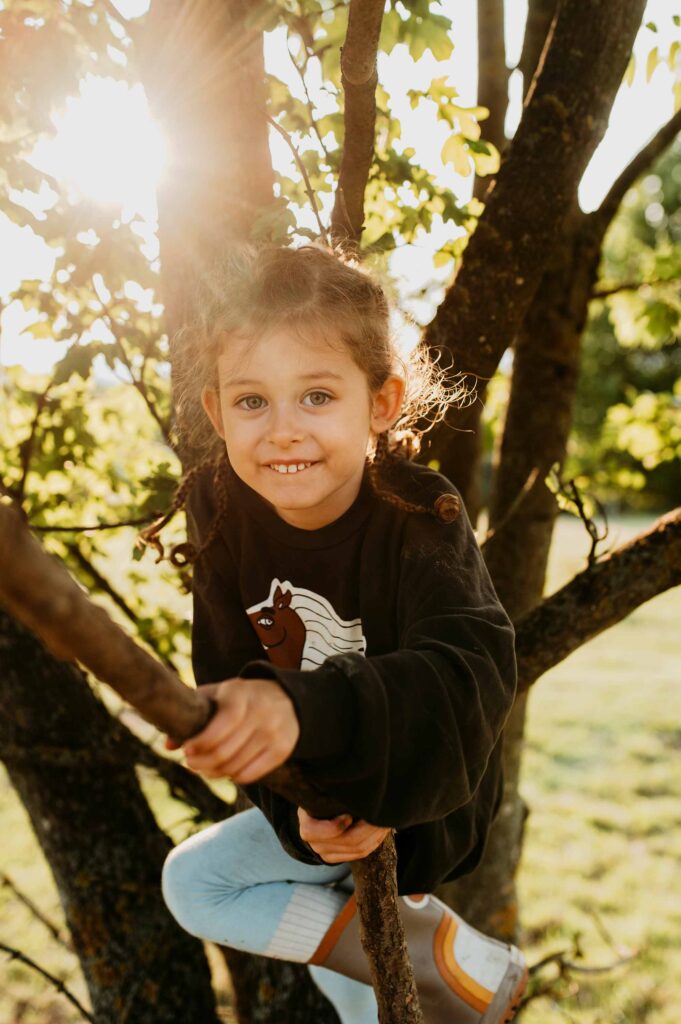 dievčatko na strome