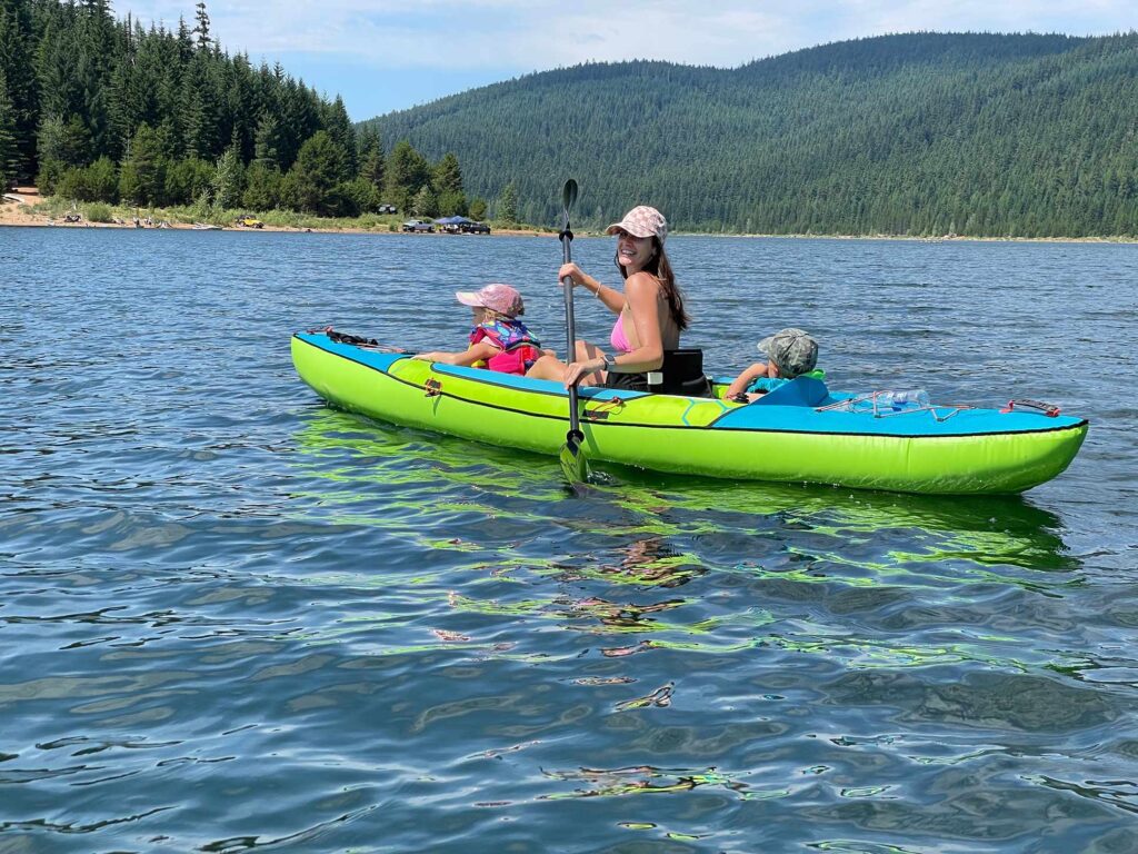 mama s deťmi v kanoe