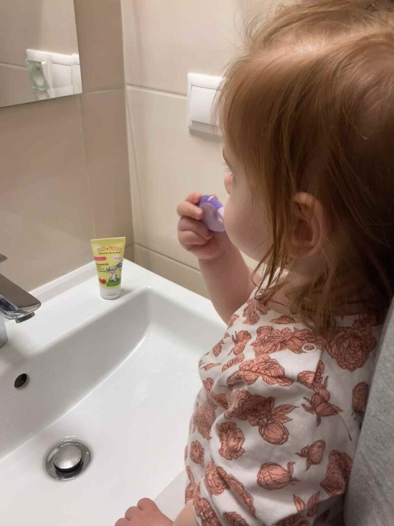 dievčatko si umýva zuby