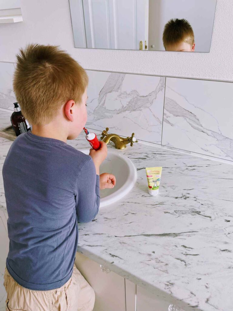 chlapec si umýva zuby