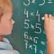 chlapec počíta príklady z matematiky